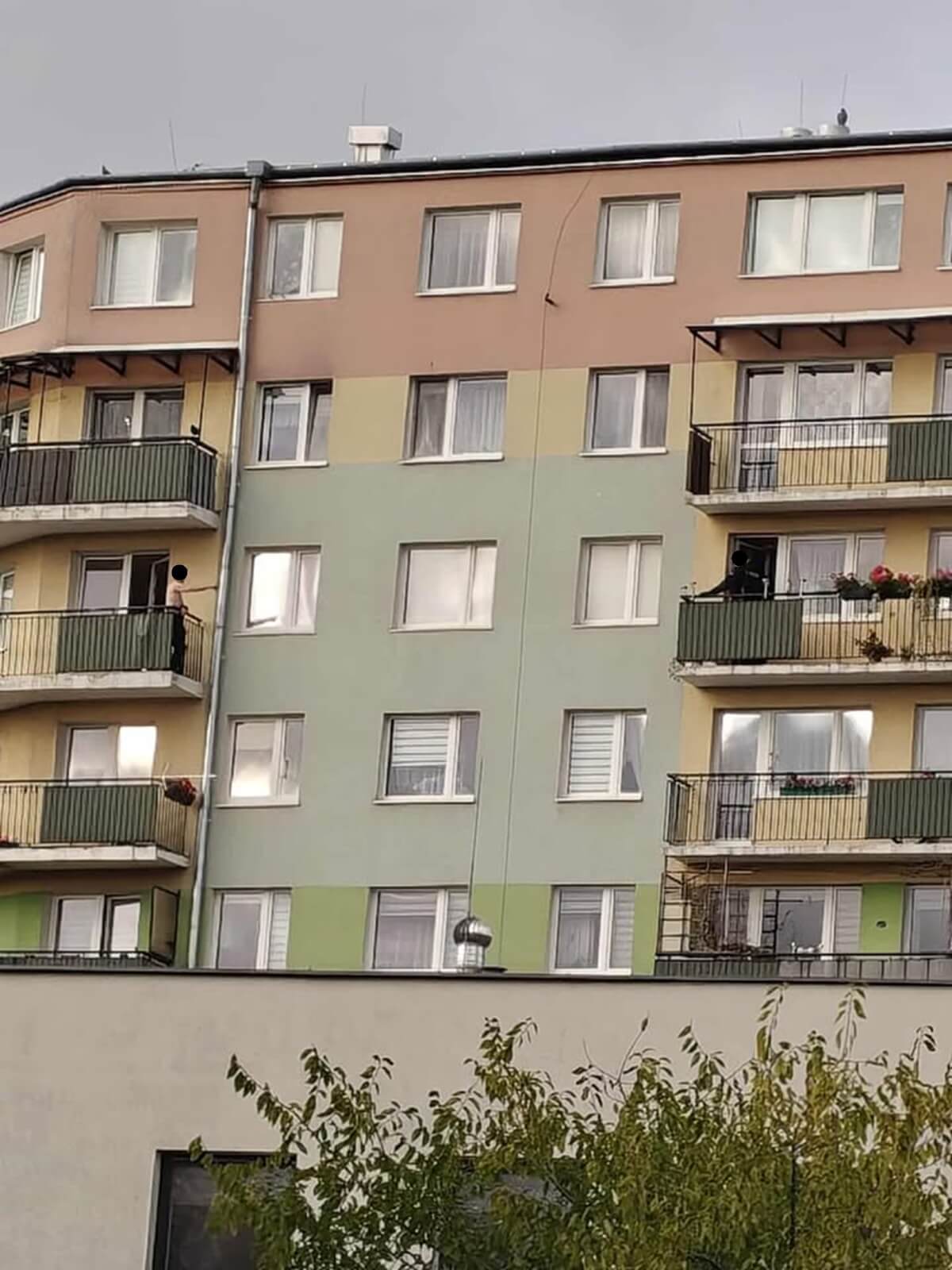 Policjant prowadzący negocjacje z mężczyzną