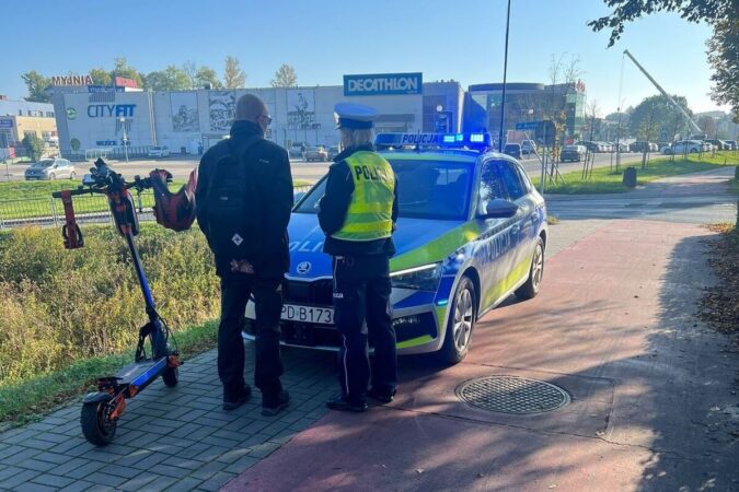 policjanci kontrolujacy mezczyzne na hulajnodze f61bbb8b3ce4