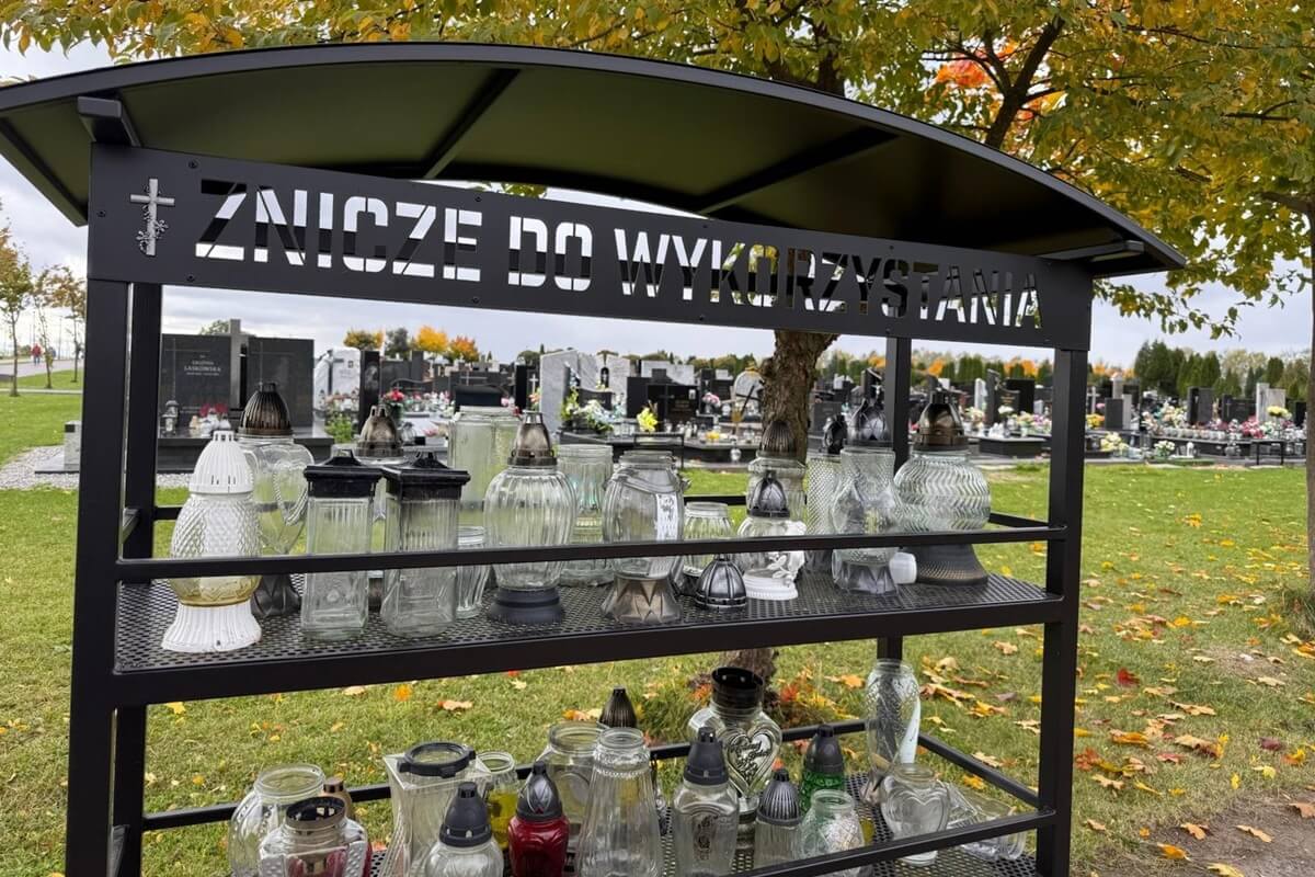 Na cmentarzu na Majdanku stanęły pierwsze regały na używane znicze. Lublin uruchomił zniczodzielnię