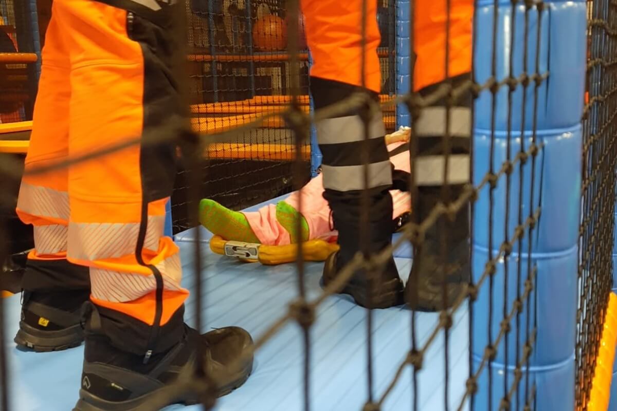 Wypadek na sali zabaw w Lublinie. 11-letnia dziewczynka spadła z wysokości, ma złamany kręgosłup