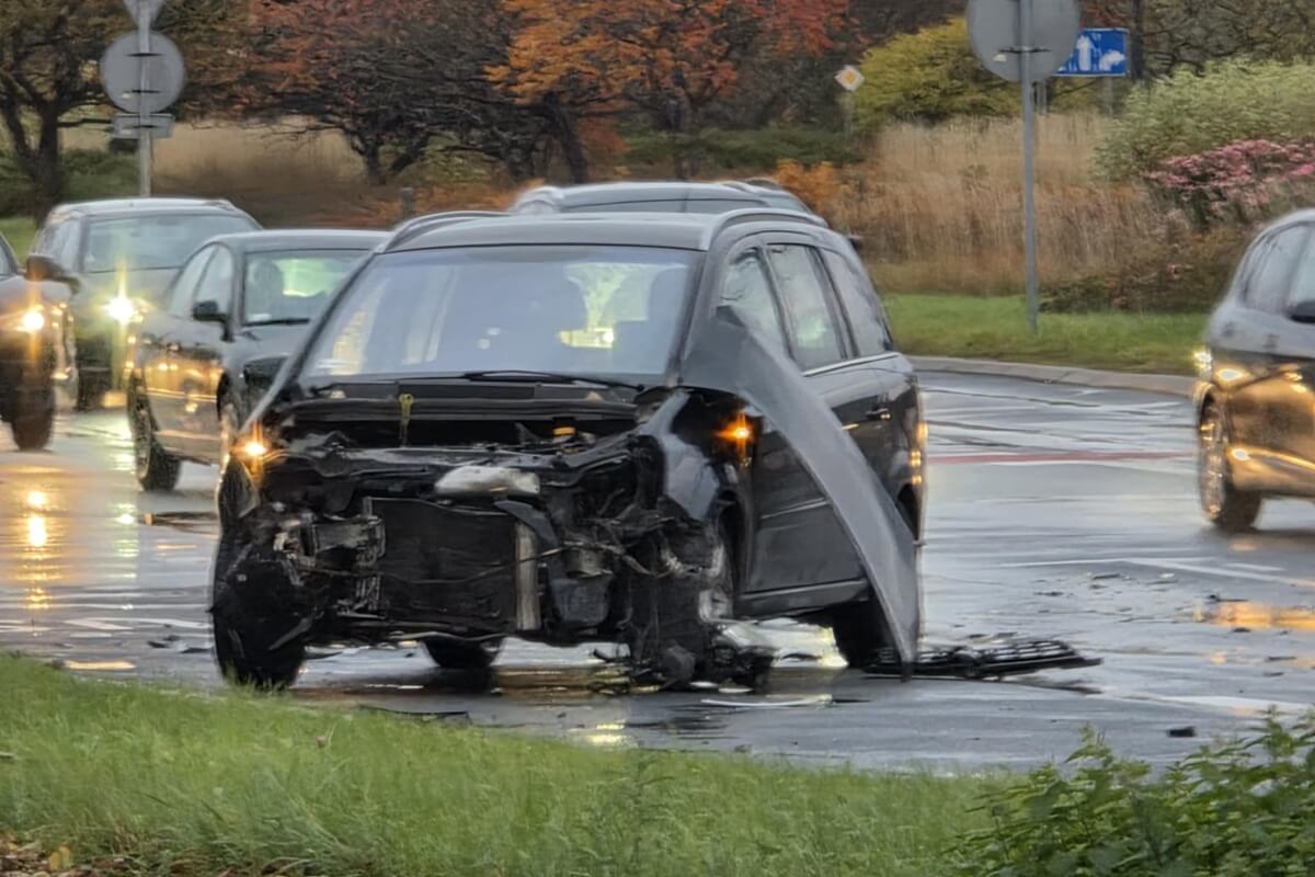 Zderzenie dwóch aut na rondzie Dmowskiego w Lublinie. Utrudnienia w ruchu przy Zamku [ZDJĘCIA]