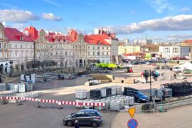 montaz sceny na placu zamkowym 95da1e685a1c