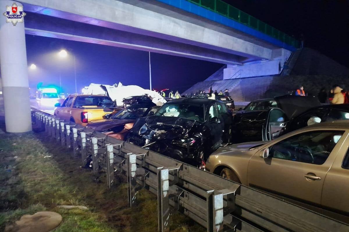 Karambol z udziałem 18 pojazdów na S19