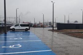 Miejsca dla osob o ograniczonej mozliwosci poruszania sie przy stacji Lublin Glowny fot. K. Rozewicz PLK SA 27d763511147