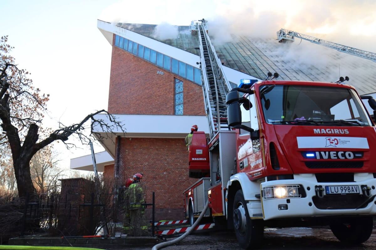 Pożar kościoła przy ul. Kunickiego w Lublinie. Straty wstępnie oszacowano na 3 mln zł, w akcji brało udział blisko 200 strażaków