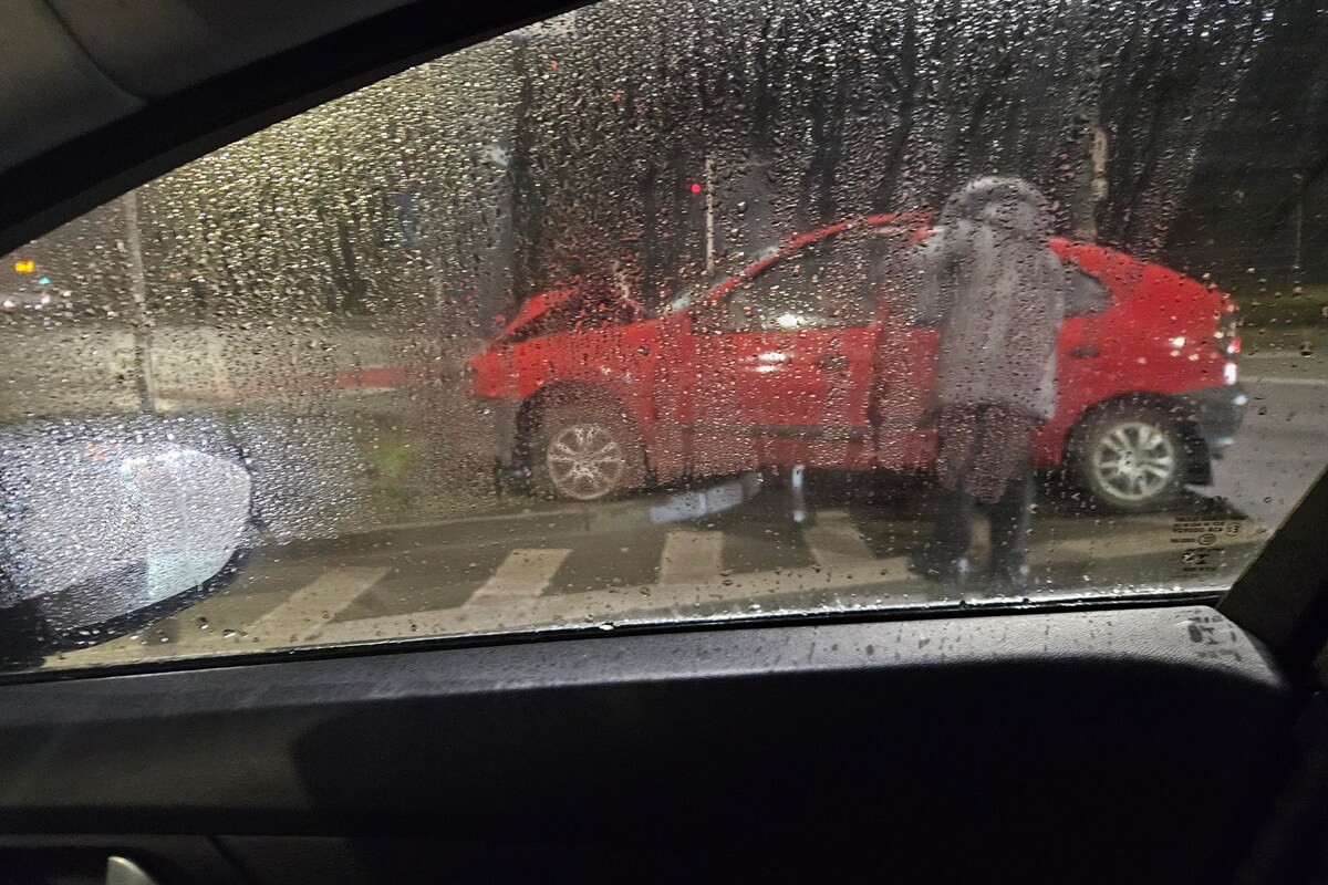 Renault uderzył w słup trakcji trolejbusowej na rondzie Honorowych Krwiodawców