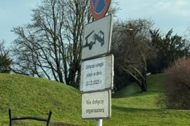 tablice informujace o zakazie parkowania na terenie placu zamkowego w sobote 13 grudnia 21a725c26a9e