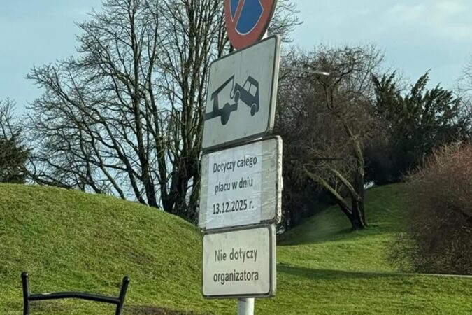 tablice informujace o zakazie parkowania na terenie placu zamkowego w sobote 13 grudnia 21a725c26a9e