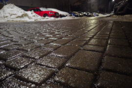 czarny lod na osiedlowej ulicy 0da5df8a51ff