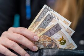 kobieta chowajaca pieniadze do portfela b6a0834c3a31