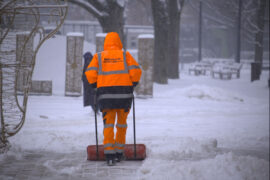 mezczyzna odsniezajacy chodnik 883a3b5499dc