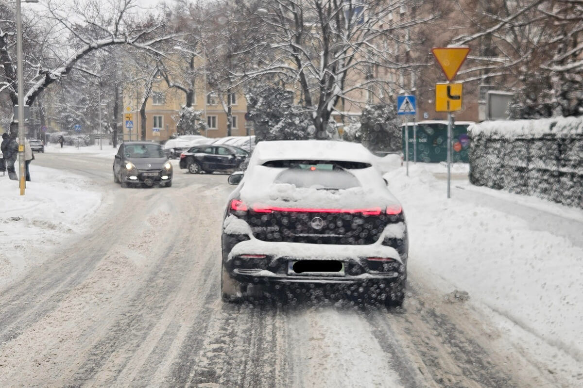 Śnieg na dachach, zero widoczności. To proszenie się o tragedię! „Czołgiści” opanowali ulice Lublina