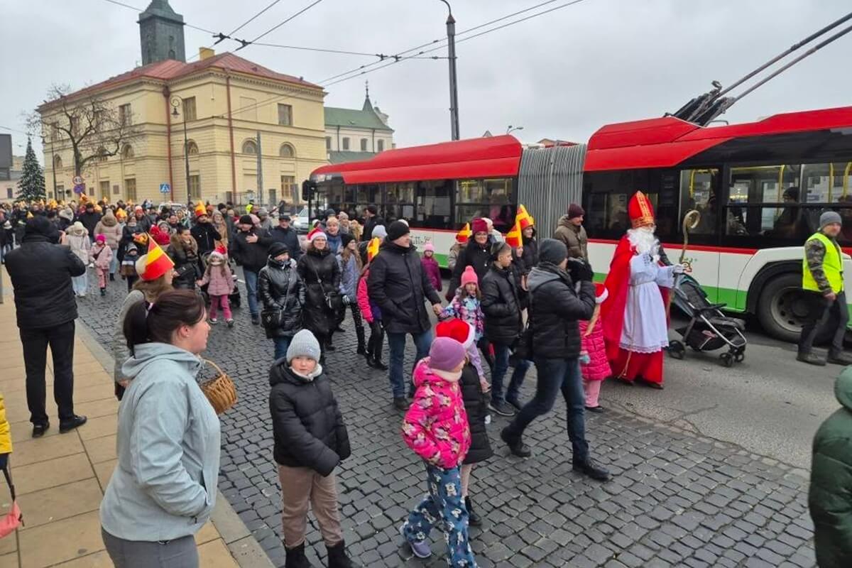 Za niespełna godzinę centrum Lublina stanie. Orszak Trzech Króli sparaliżuje ruch [OBJAZDY]