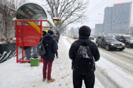 pasazerowie oczekujacy na przystanku c8045e4c2dc3