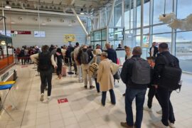 pasazerowie oczekujacy na samolot w porcie lotniczym lublin 477b0538c002