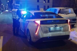 policjant kontrolujacy kierowce bolt 720734cd61cb