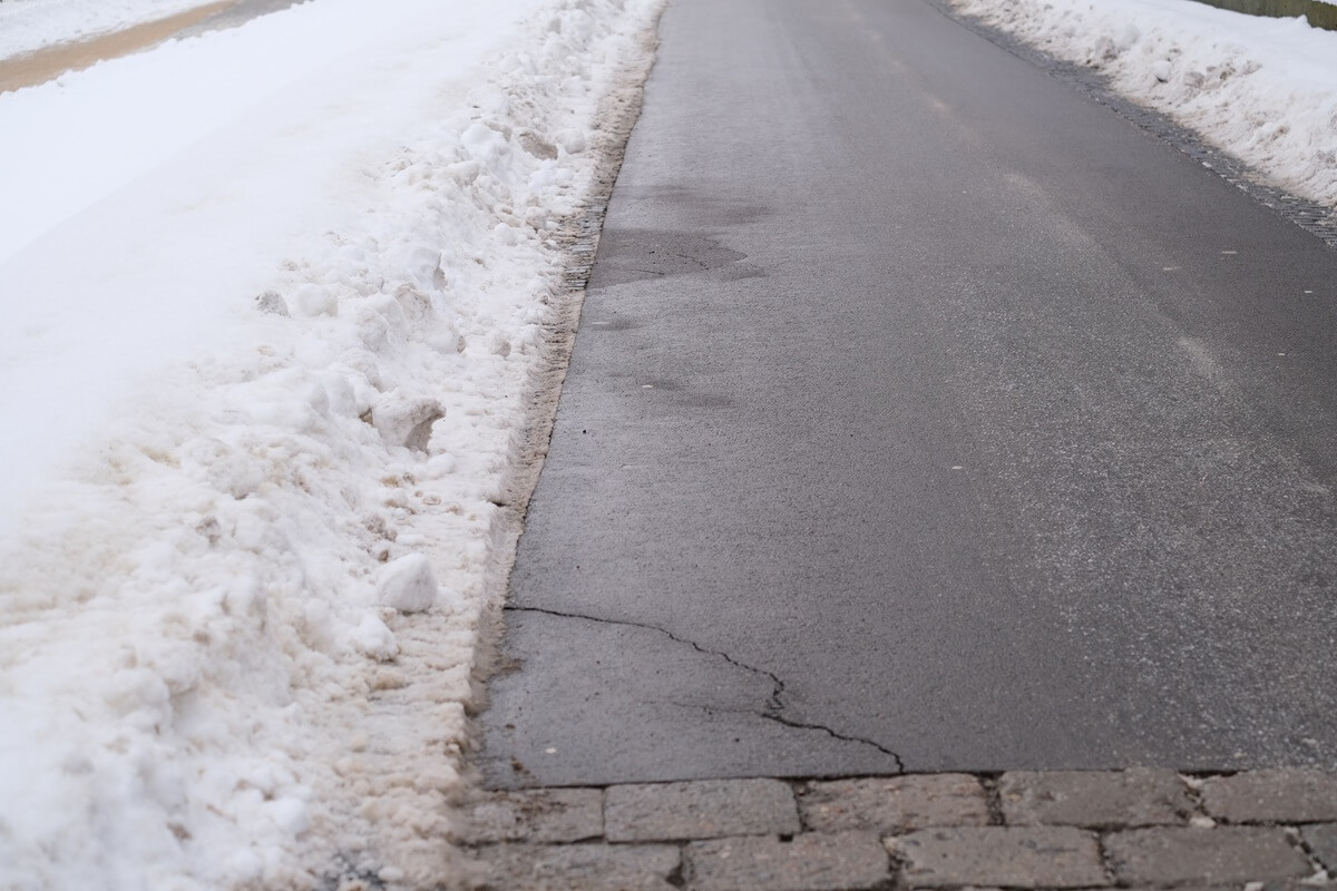 Popękany asfalt na ul. Zamkowej w Lublinie