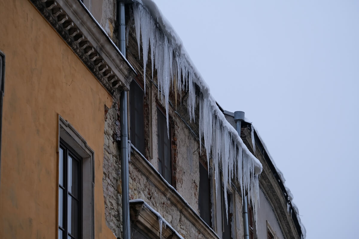Uwaga na sople i spadający śnieg! Po odwilży robi się naprawdę niebezpiecznie