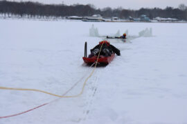 strazacy cwiczacy ratowanie tonacej osoby na zamarznietym zalewie zemborzyckim 0490b5316e22