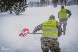 terytorialsi podczas akcji odsniezania zamoscia c1c5fc1459f4