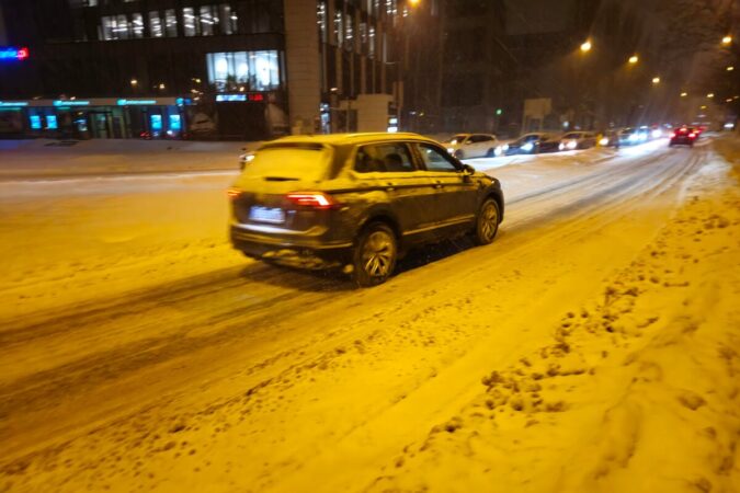 zalegajacy na ulicy snieg w trakcie opadow 1b1e505846f7