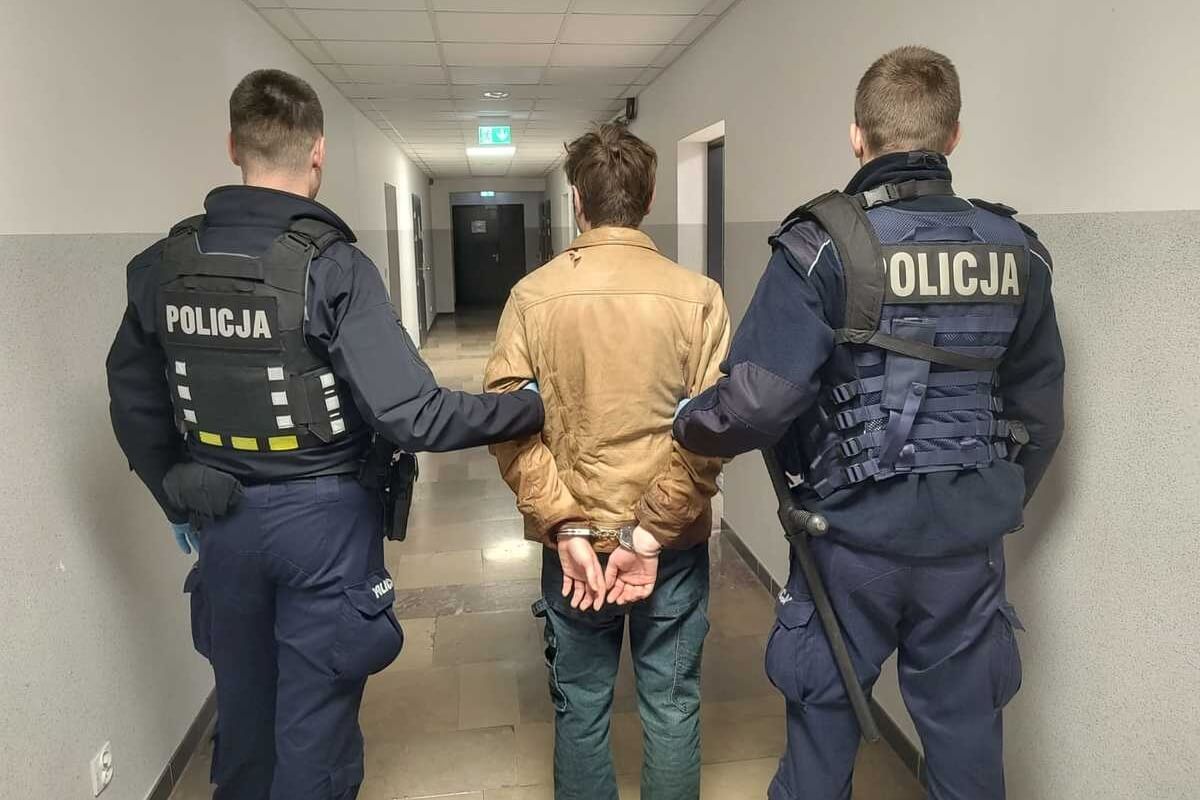 Agresywny atak na sklepowym parkingu. 22-latek chciał ukraść auto, trafił do aresztu