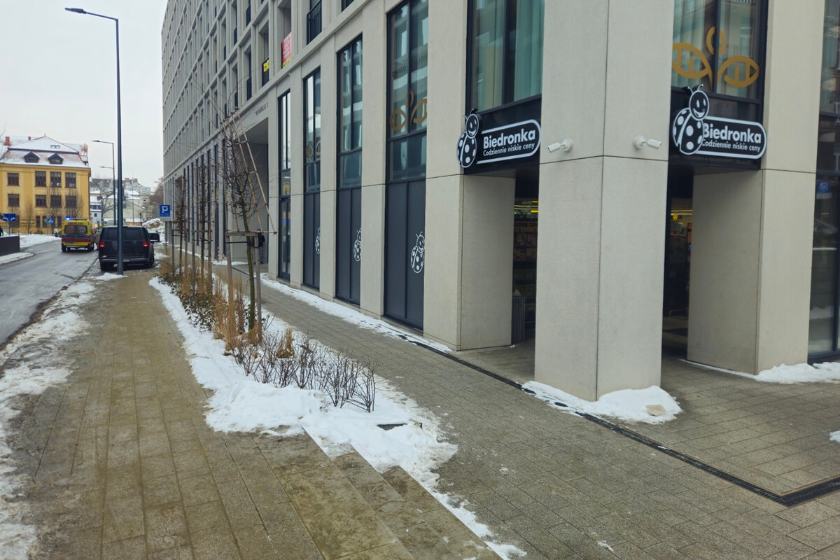 Kierowcy parkujący w zatoczce dla dostaw Biedronki przy ul. Karskiego / Wieniawskiej