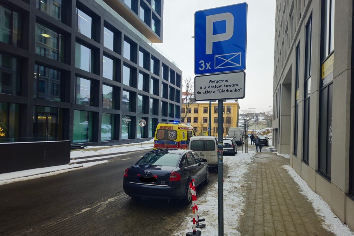 Kierowcy parkujący w zatoczce dla dostaw Biedronki przy ul. Karskiego / Wieniawskiej