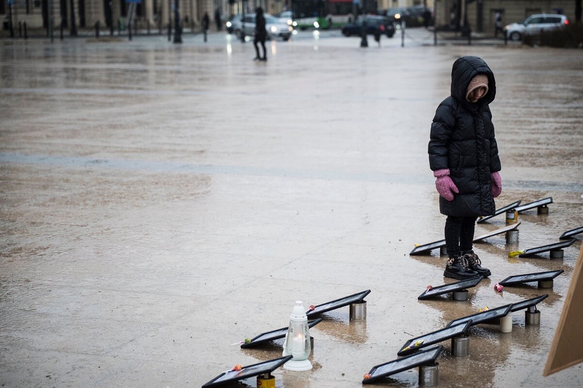 20-metrowa polsko-ukraińska flaga przed konsulatem. Lublin uczcił 4. rocznicę inwazji Rosji na Ukrainę 2 Dziewczynka patrząca na fotografie dzieci, ofiar wojny na Ukrainie