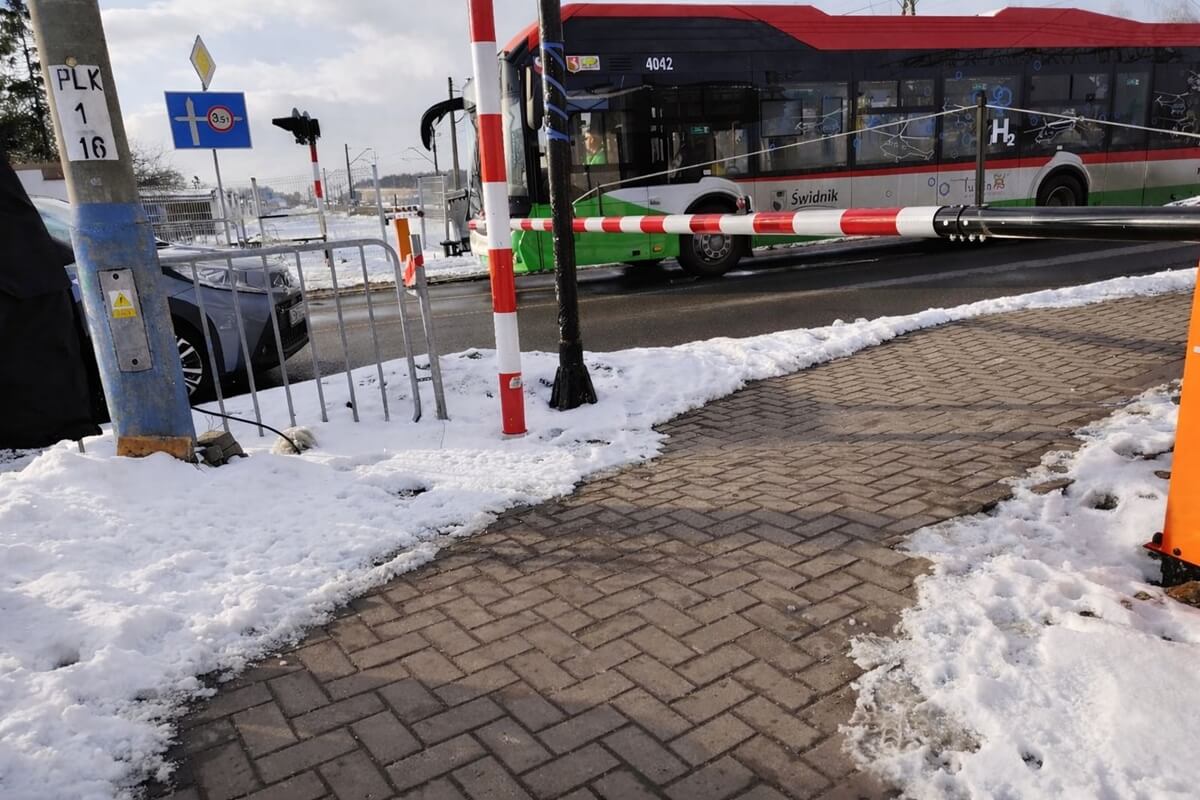 Niebezpieczne zdarzenie w Świdniku. Autobus z pasażerami znalazł się na przejeździe między rogatkami