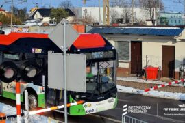 autobus pomiedzy rogatkami na przejezdzie cdc01ac572d5