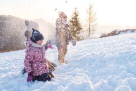 dzieci bawiace sie w sniegu c286d9562ca4