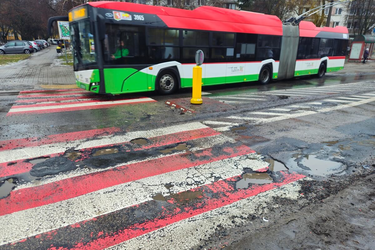 Lublin bierze się za łatanie dziur, a tych w mieście naprawdę jest sporo. Drogowcy pracują całą dobę – znamy listę ulic
