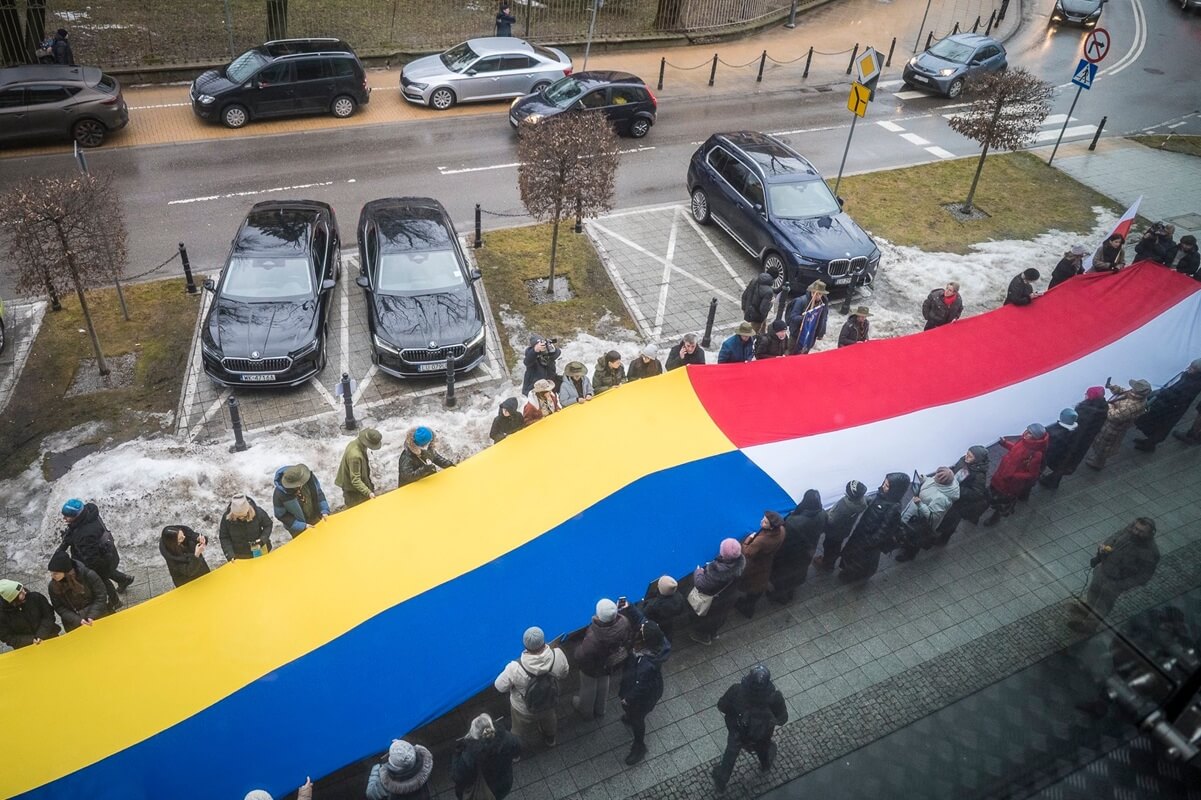 20-metrowa polsko-ukraińska flaga przed konsulatem. Lublin uczcił 4. rocznicę inwazji Rosji na Ukrainę