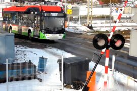 kierowca autobusu wjechal na przejazd kolejowy na czerwonym swietle 7aec5cbc8103