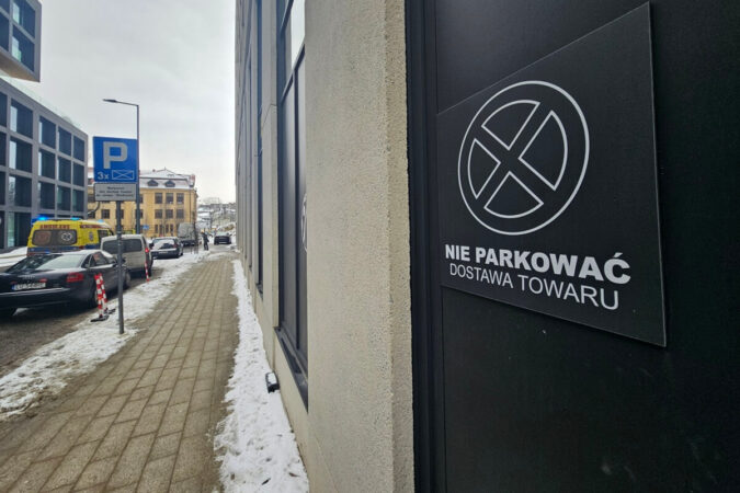 kierowcy parkujacy w zatoczce dla dostaw biedronki 090ef5497145