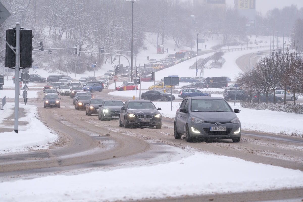 IMGW ostrzega: nocą śnieg, w ciągu dnia gołoledź. Drogowcy i służby zapewniają, iż są gotowi na nadchodzące warunki
