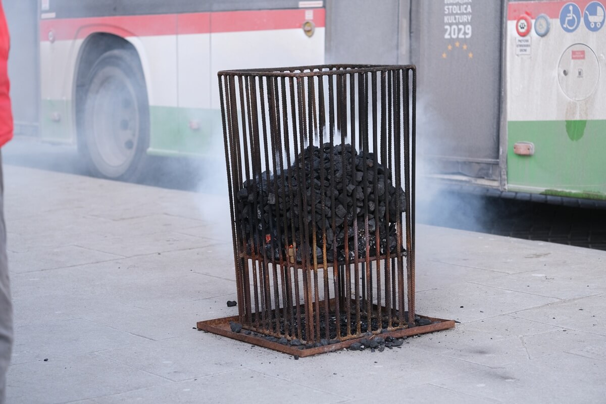 Koksownik na przystanku