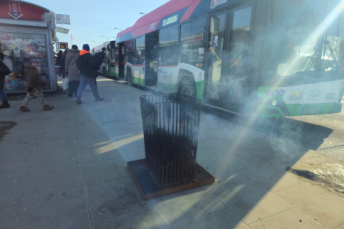 Koksownik na przystanku