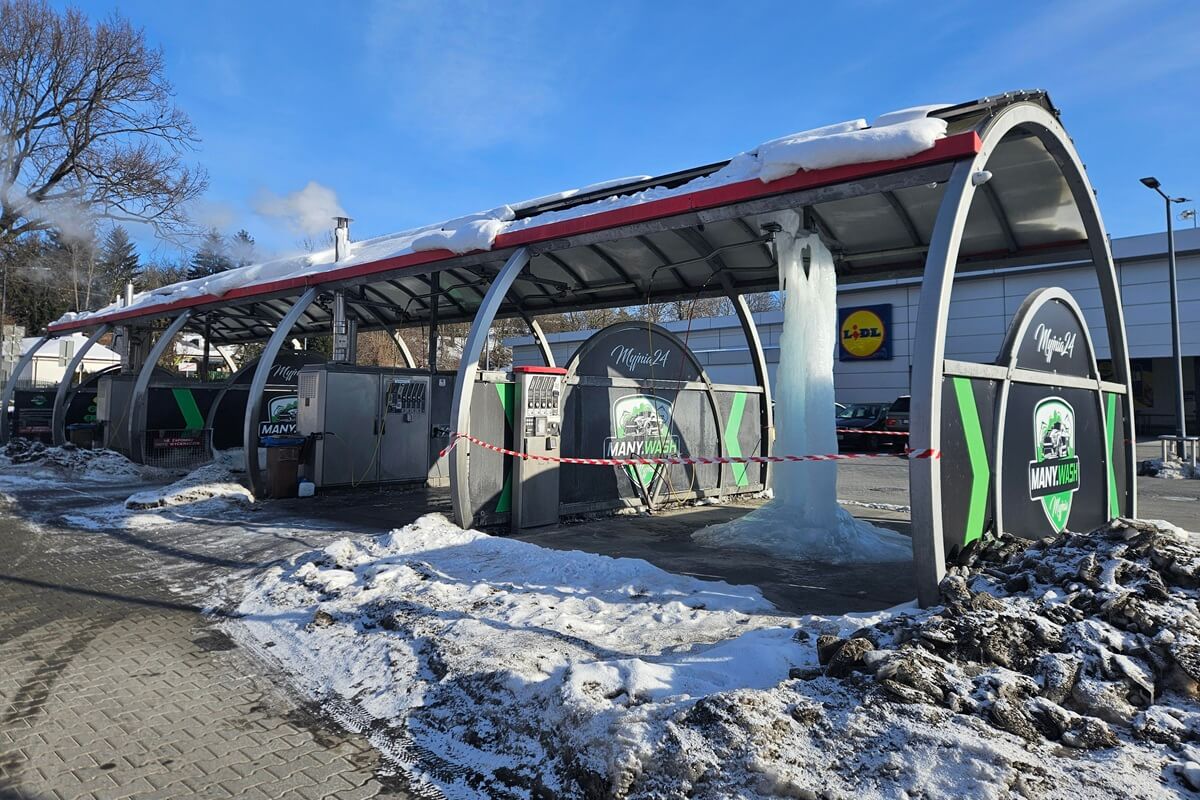 Lodowa kolumna na myjni bezdotykowej w Lublinie