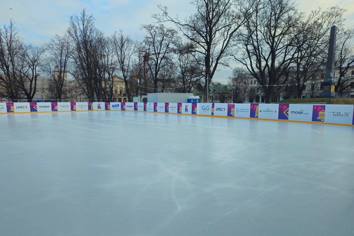 To ostatnie dni ślizgawki w sercu miasta. Lodowisko na Placu Litewskim znika z mapy zimowych atrakcji