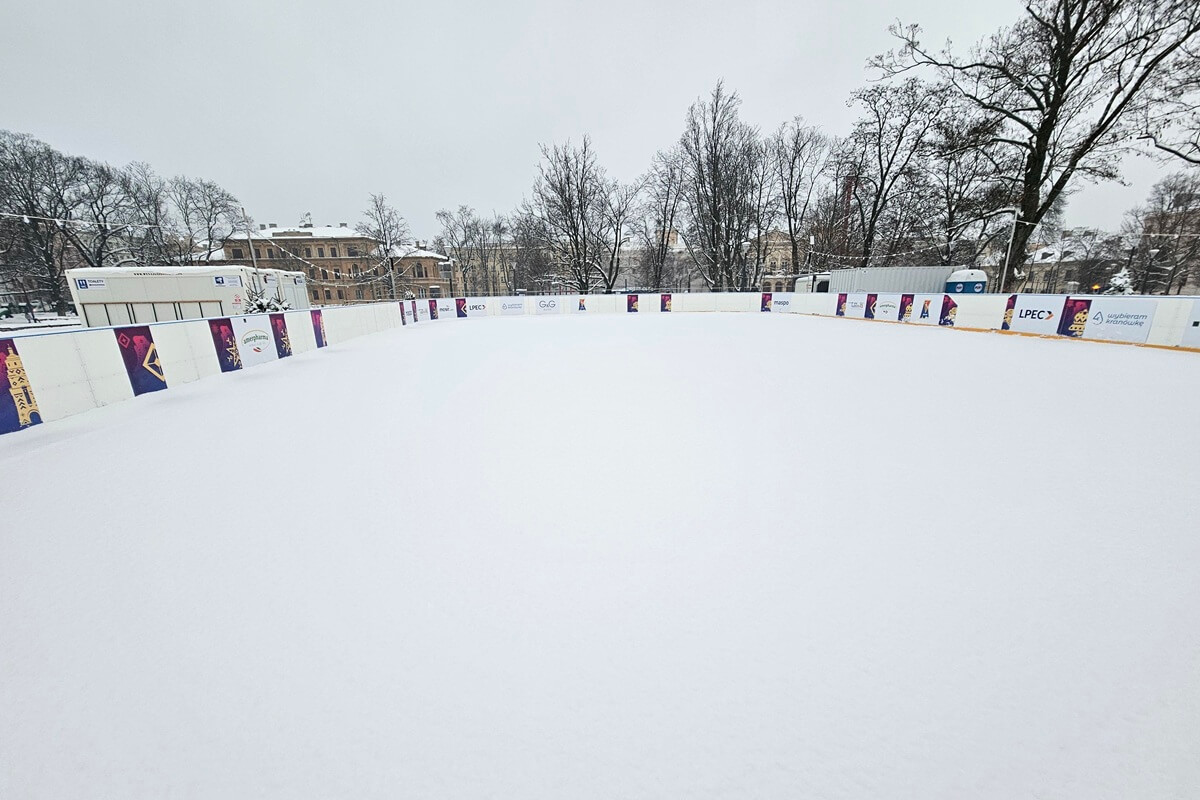 Dobre wieści dla fanów lodowego szaleństwa. Lodowisko na Placu Litewskim będzie funkcjonowało dłużej