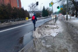 mezczyzna idacy jezdnia 6fd0763abc0d