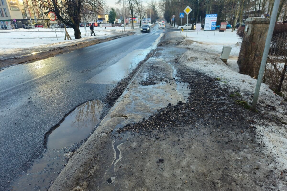 Asfalt topi się razem ze śniegiem. Ulice w Lublinie pełne kraterów, a najgorsze dopiero przed nami