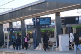 pasazerowie wysiadajacy z pociagu na stacji lublin glowny 61225cd8d757