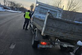 policjanci kontrolujacy kierowce samochodu dostawczego efcb427cfacc