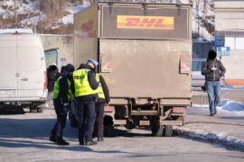 policjanci kontrolujacy pojazd firmy kurierskiej 0cb8ba4e0203