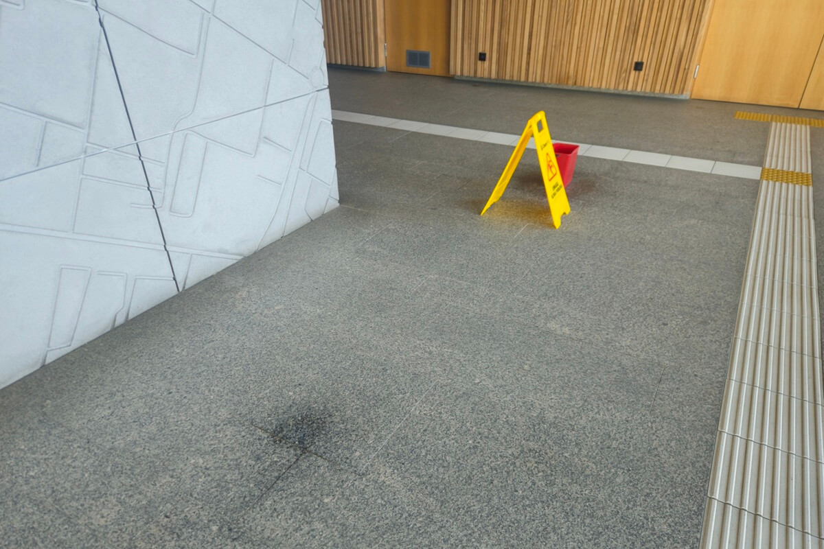 Dworzec za 340 milionów złotych już przecieka. W holu stanęły wiadra [ZDJĘCIA]