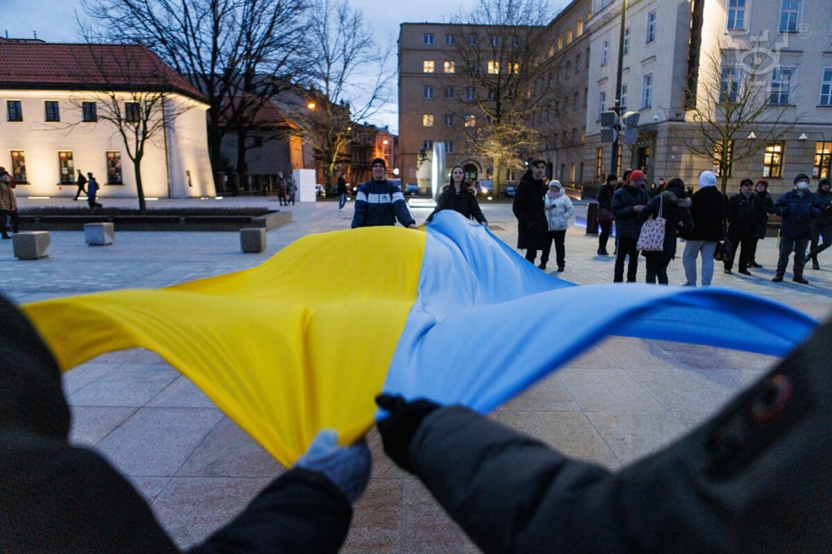 Ogromna flaga polsko-ukraińska w centrum Lublina. Miasto upamiętni 4. rocznicę inwazji na Ukrainę