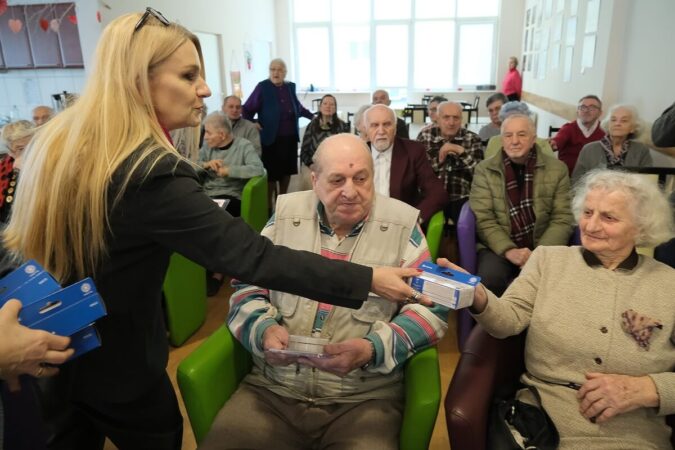 seniorzy otrzymali czujniki czasu i dymu b6439797d5c4